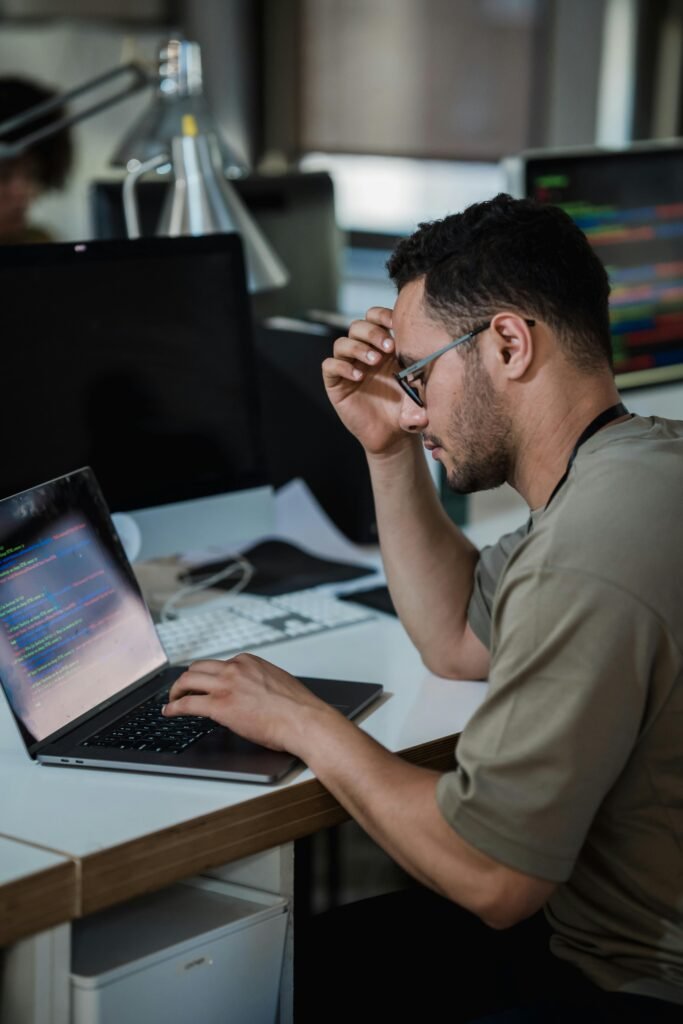 10 habilidades que vão sumir do mercado de trabalho até 2028 por causa da IA — a sua está na lista?